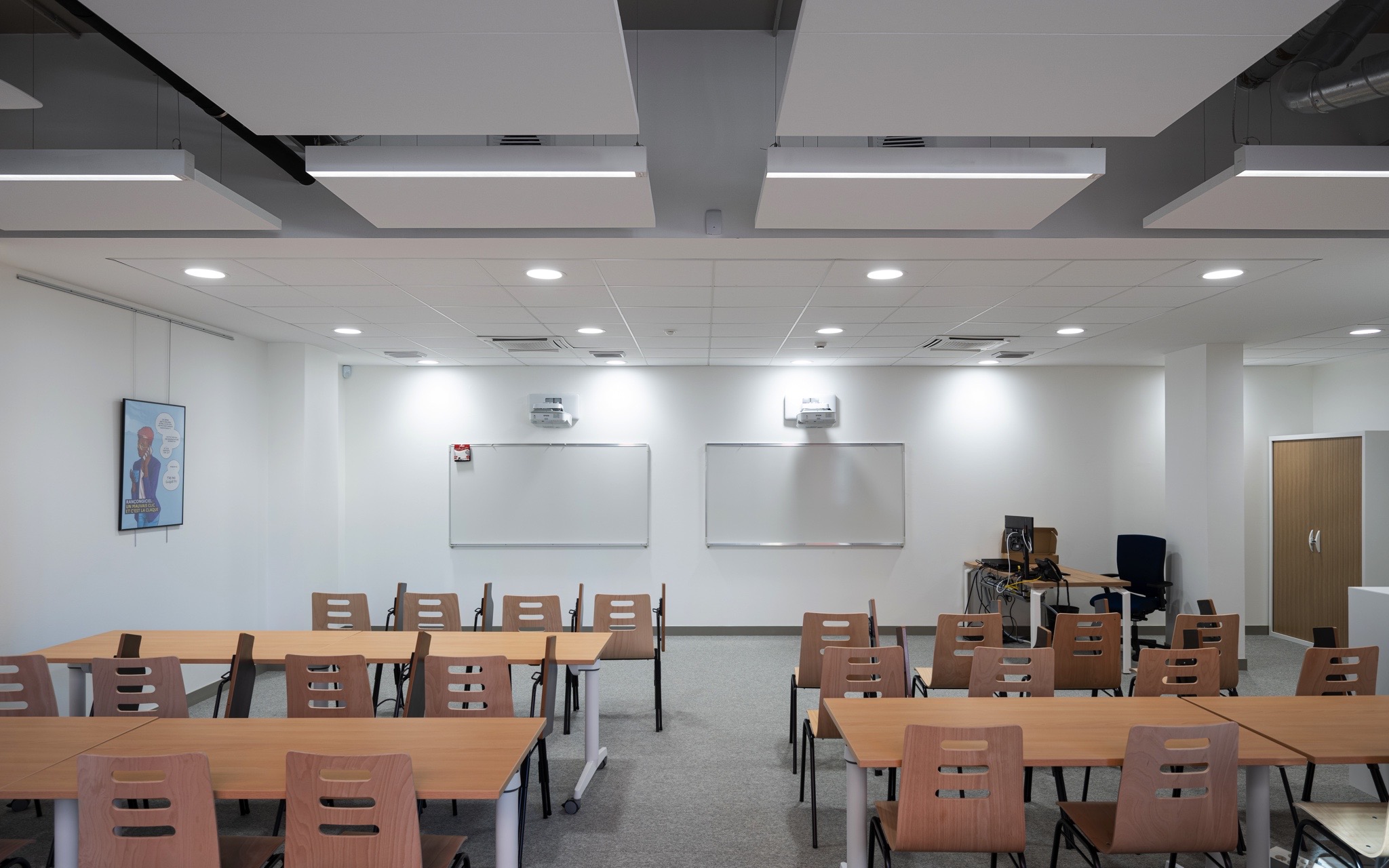 Plafonds démontables et îlots acoustiques