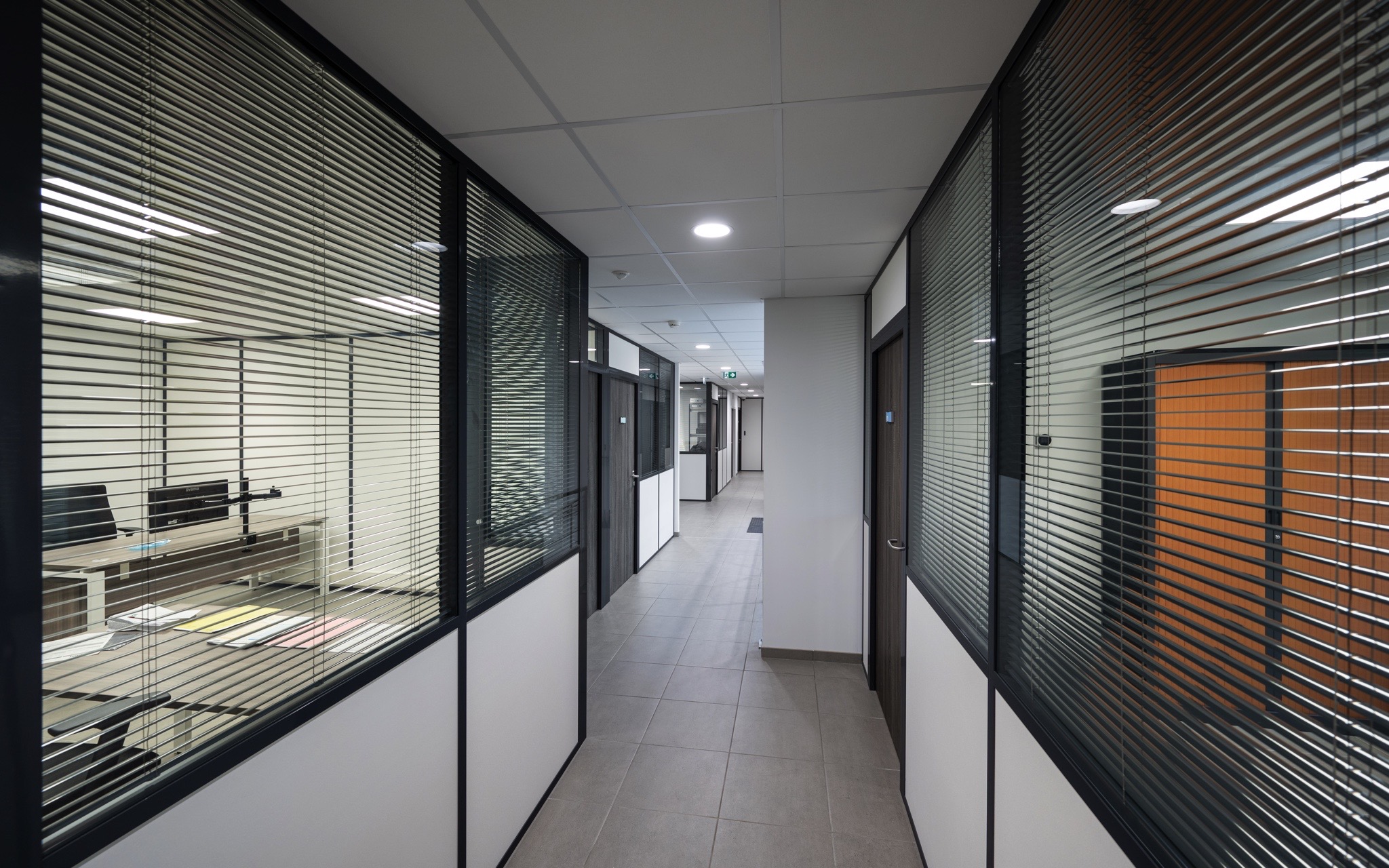 Cloisons modulaires et stores