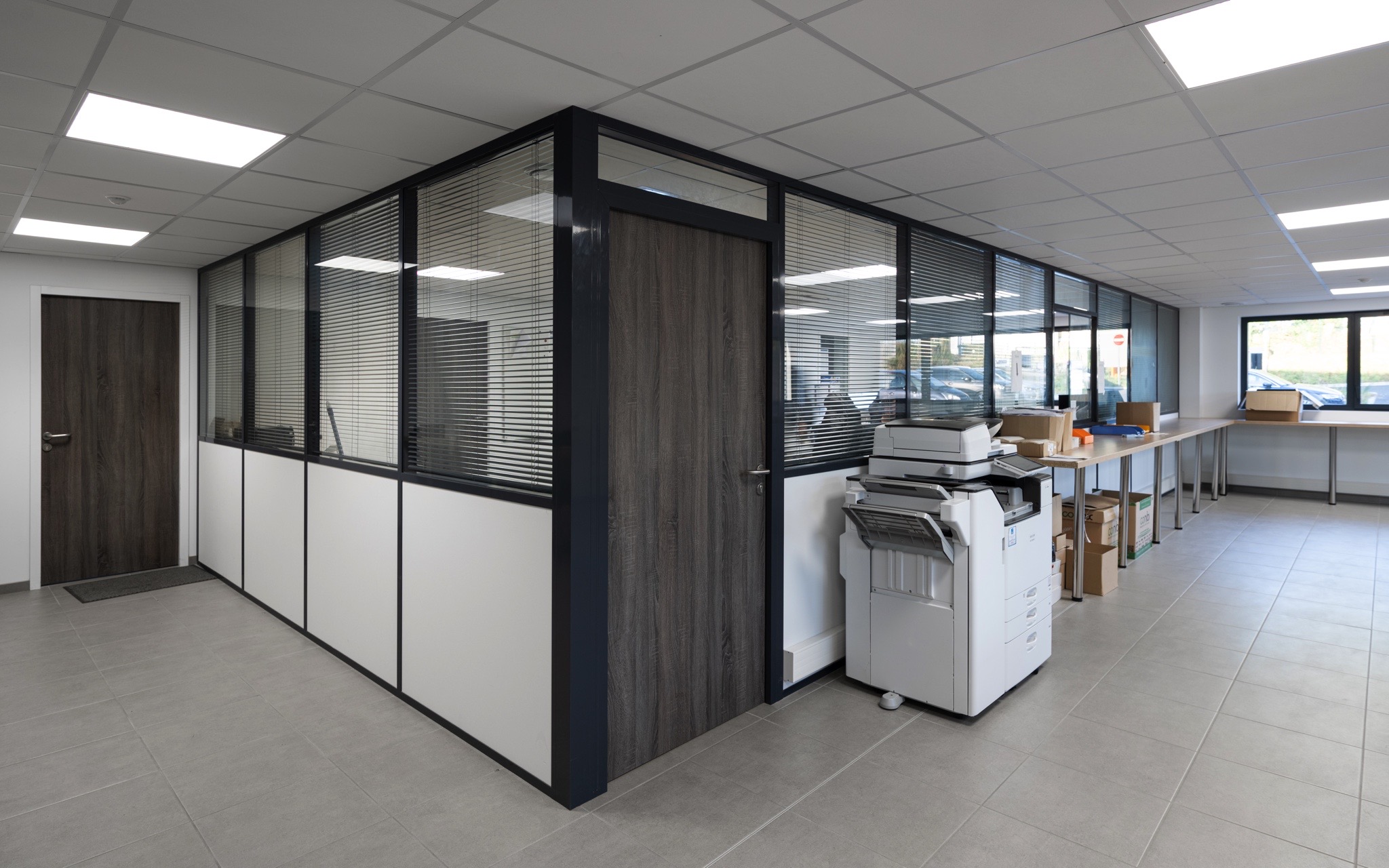 Cloisons modulaires, stores et barrières acoustiques