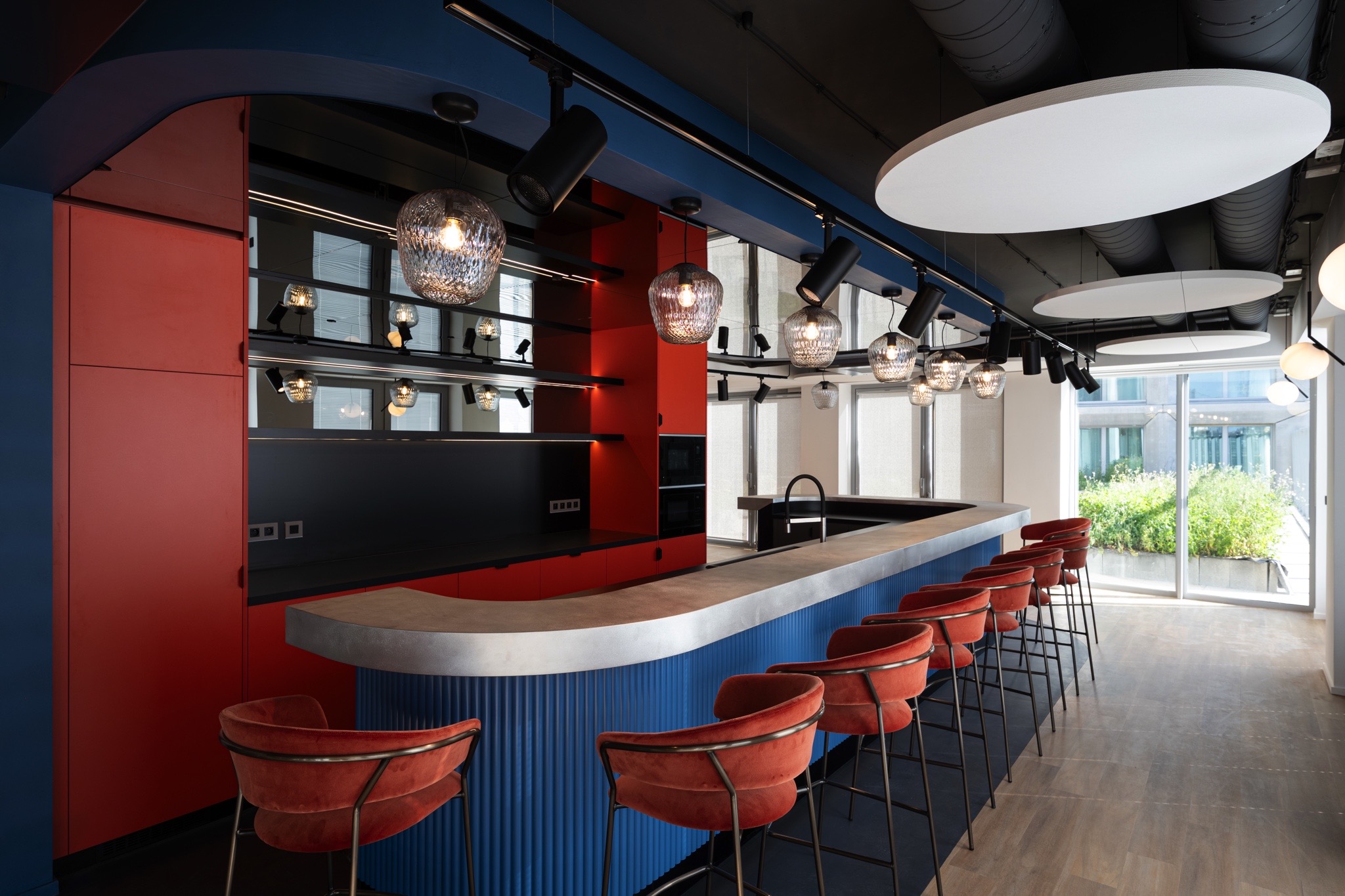 Installation de plafonds démontables et d'îlots acoustiques suspendus