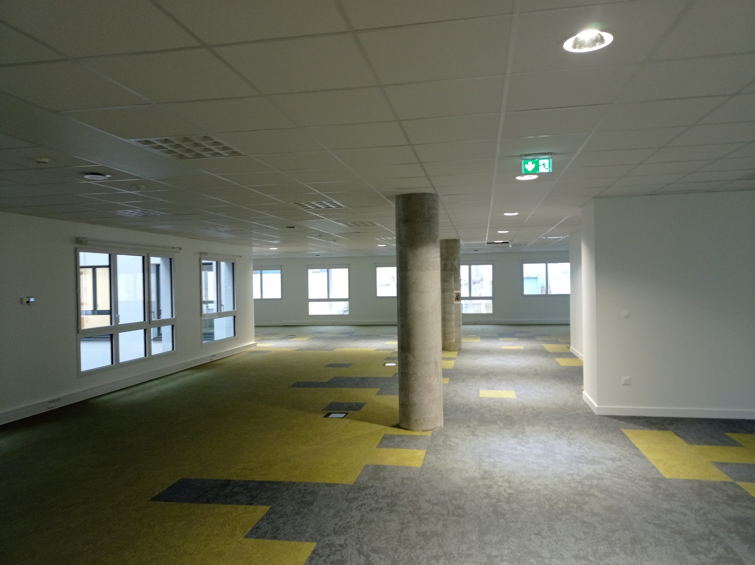 Faux plafonds suspendus et panneaux acoustiques