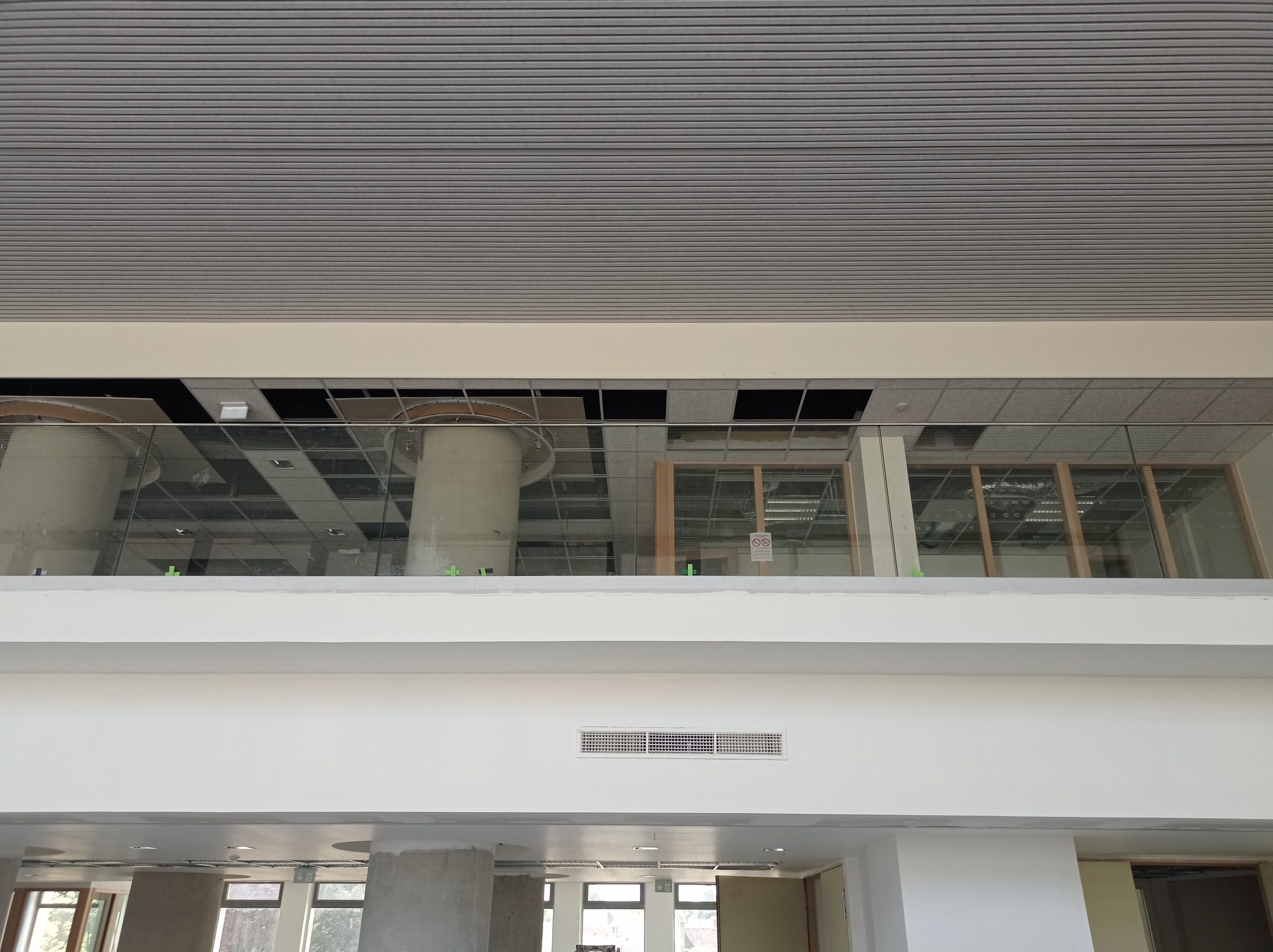 Faux plafonds suspendus et panneaux acoustiques