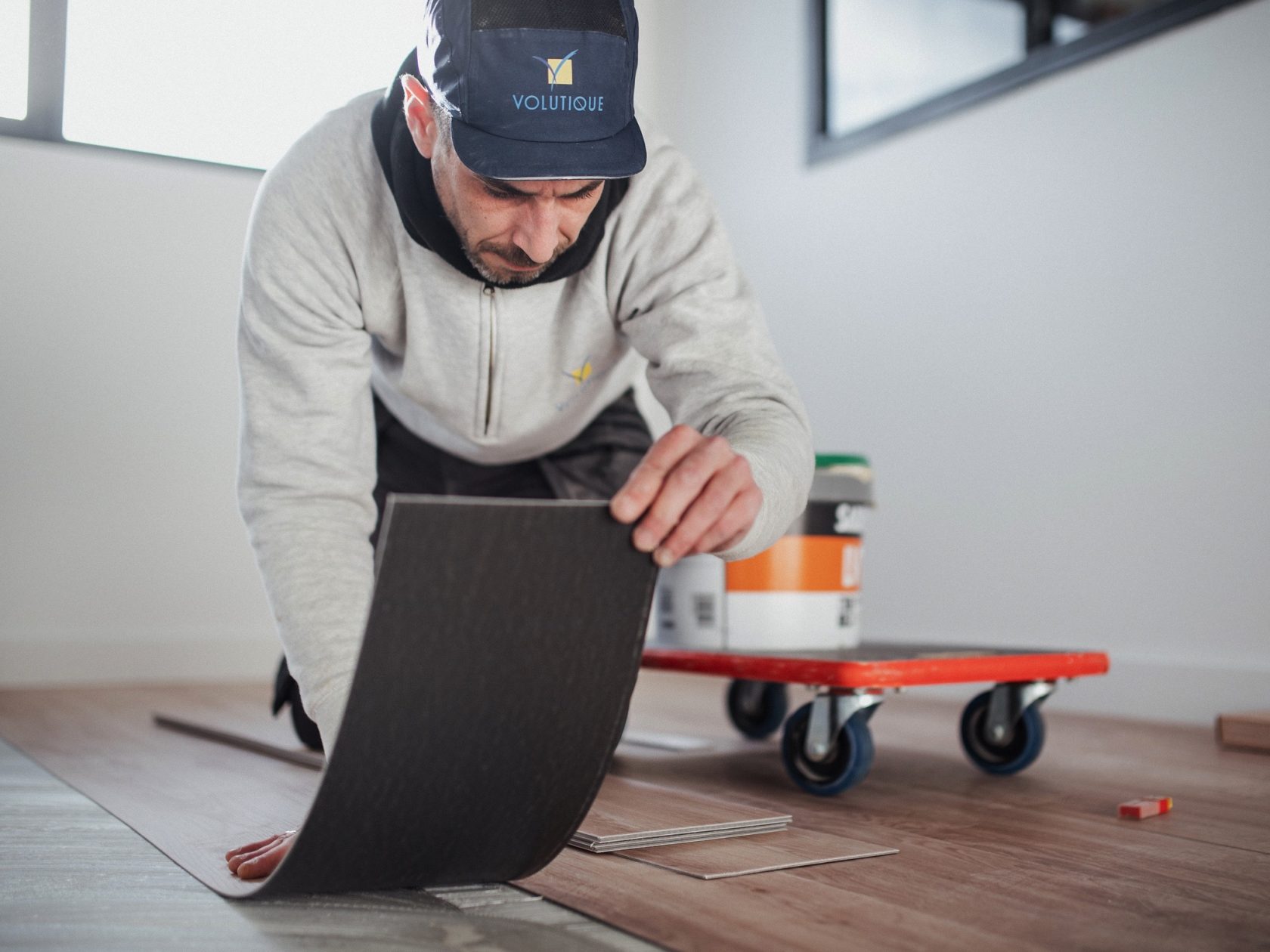 Poseur qui pose un sol souple.